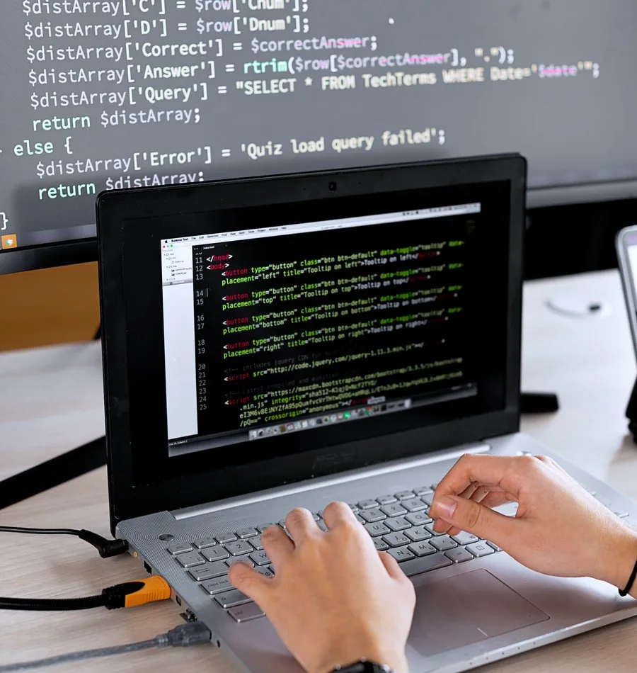 Desarrollador trabajando en código real de un proyecto