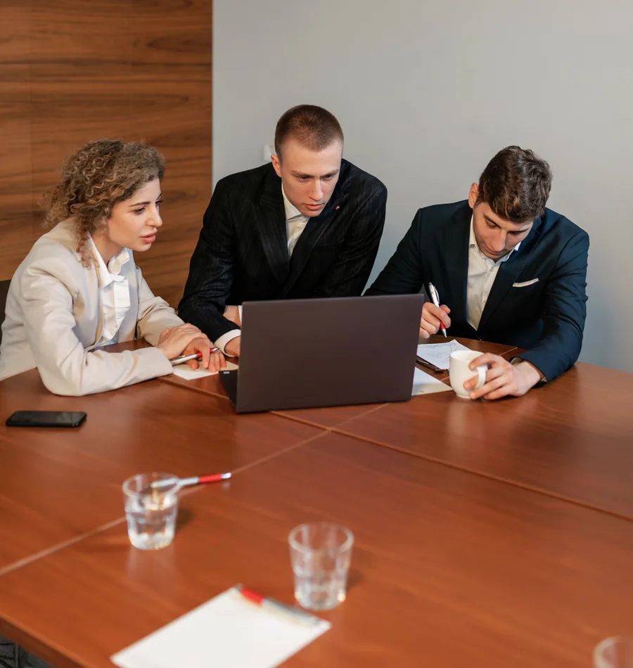 Equipo revisando información financiera en laptop durante una sesión de consultoría