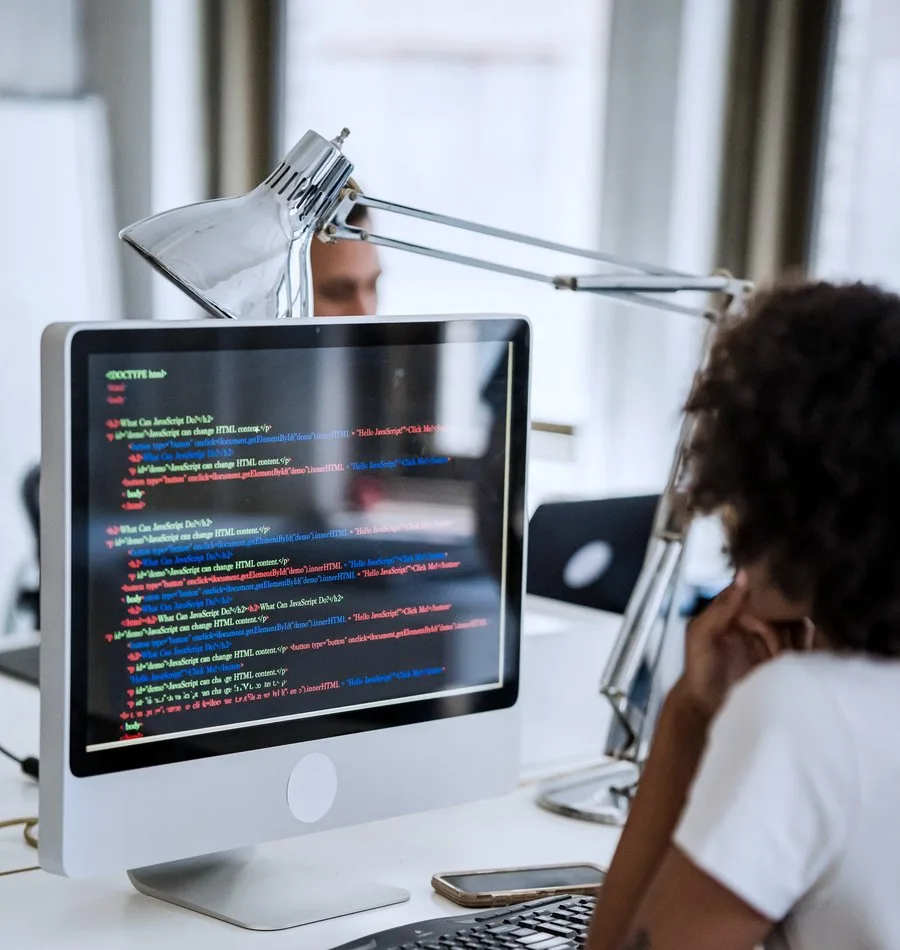 Equipo de cómputo real, monitor y teclado en estación de trabajo